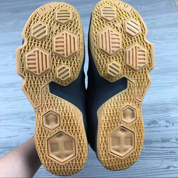 Lebron XIII LOW PRM - Picture 5 of 6